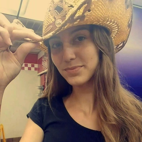 Meet your Posher, Shae - Picture 2 of 2